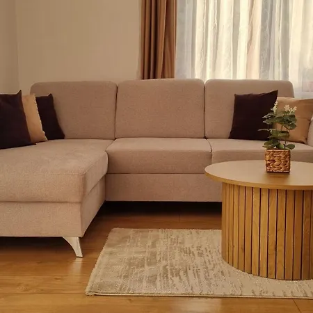 апартамент ния, райска градина / Garden Of Eden Apartment *