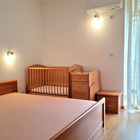 апартамент ния, райска градина / Garden Of Eden Apartment *