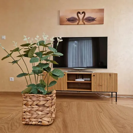 апартамент ния, райска градина / Garden Of Eden Apartment *